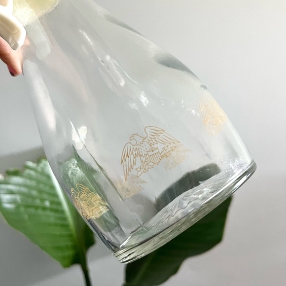 Vintage Log Cabin 8.5" Tall Glass Carafe Syrup Dressing Gold Eagle Shield Arrow - Picture 5 of 5